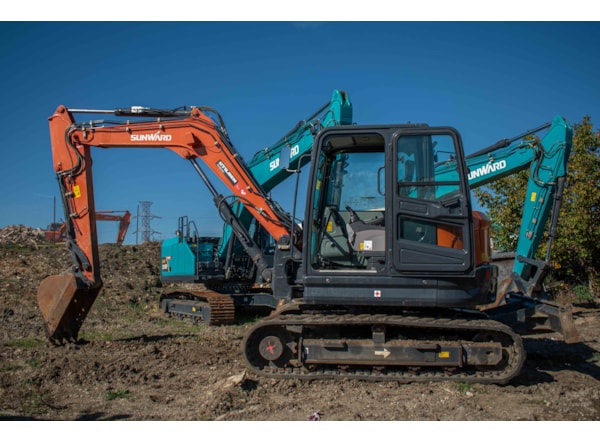 Midiexcavator SUNWARD 90 UF de vanzare